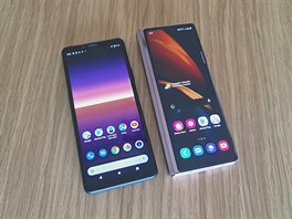 Samsung Galaxy Z Fold2 a Sony Xperia 10 II