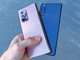 Samsung Galaxy Z Fold2 a Sony Xperia 10 II