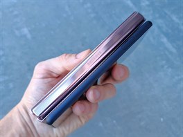 Samsung Galaxy Z Fold2 a Sony Xperia 10 II