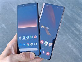 Samsung Galaxy Z Fold2 a Sony Xperia 10 II