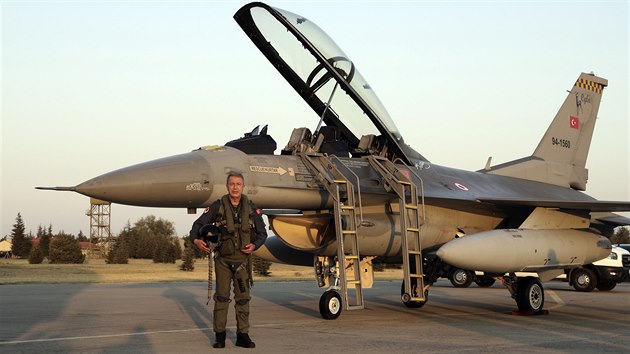 Tureck ministr obrany Hulusi Akar pzuje ve sthace F-16. (2. z 2020)