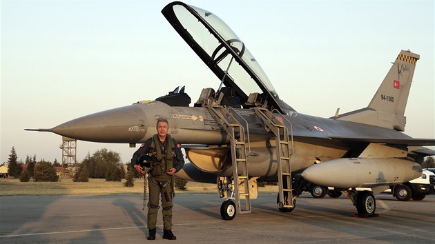 Tureck� ministr obrany Hulusi Akar p�zuje ve st�ha�ce F-16. (2. z��� 2020)
