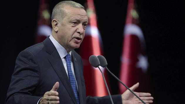 Turecký prezident Recep Erdogan během projevu v Ankaře. Podle Erdogana se Řecko ve východním Středomoří snaží „uvěznit“ Turecko uvnitř malého území podél jeho pobřeží. 