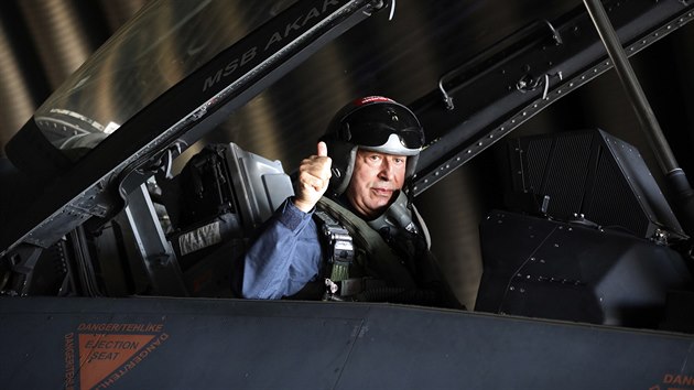 Turecký ministr obrany Hulusi Akar pózuje ve stíhačce F-16. (2. září 2020)