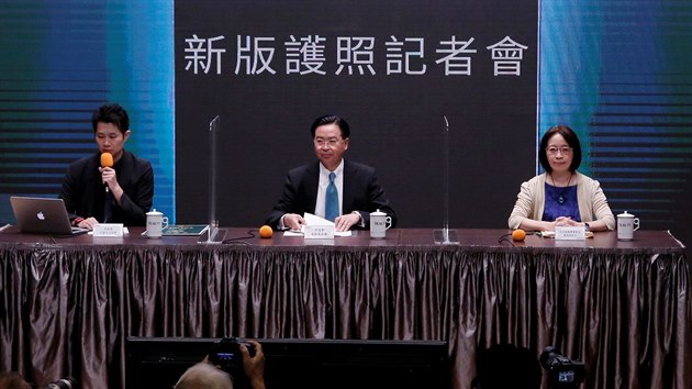 Tchajwansk ministr zahrani Wu pi odhalen nov podoby cestovnho pasu. (2. z 2020)