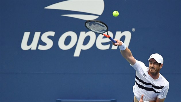 Andy Murray podává v prvním kole US Open.