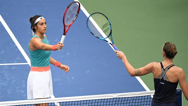 Caroline Garciaov (vlevo) a Karolna Plkov se zdrav po vzjemnm souboji na US Open.