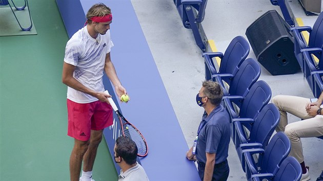 DISKUSE. Nespokojen Alexander Zverev bhem tvrtfinle US Open.