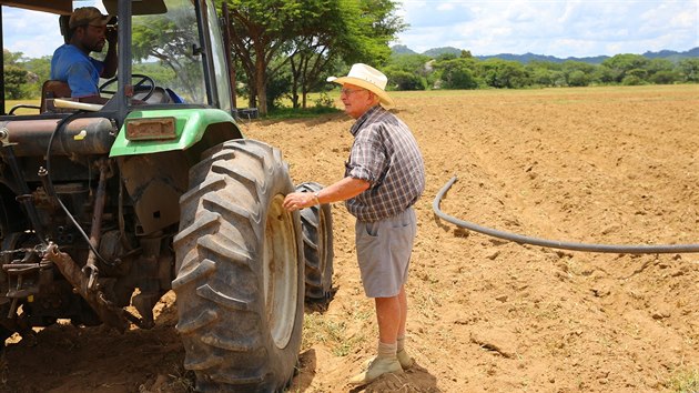 Zadlužené Zimbabwe vrací farmy bělochům, chce se vymanit z finanční krize
