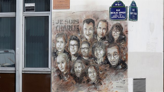 Vtvarn dlo Christiana Guemyho vzdvajc hold obtem toku na redakci Charlie Hebdo zdob ze domu nachzejcho se nedaleko dvjho sdla asopisu. (28. srpna 2020)