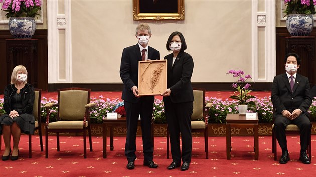 Pedseda Sentu Milo Vystril v doprovodu sv manelky Ivany (vlevo) se 3. z 2020 v Tchaj-peji setkal s tchajwanskou prezidentkou Cchaj Jing-wen (druh zprava).