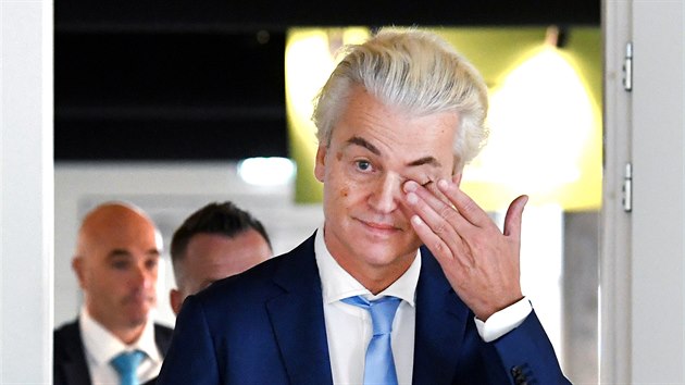 Geert Wilders odchz od soudu. (4. z 2020)