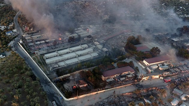 Uprchlick� t�bor Moria na ostrov� Lesbos zni�il po��r. (9. z��� 2020)