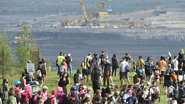 astnci demonstrace nkolika ekologickch organizac a hnut za rychl konec spalovn uhl pochodovali kolem Dolu Vrany. (5. z 2020)