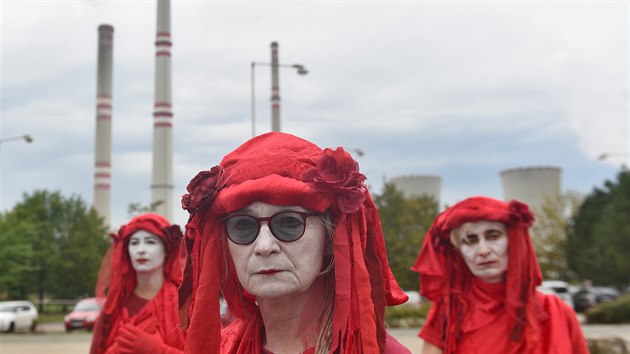 Před elektrárnou Počerady protestovali v sobotu ekologičtí aktivisté. (5. září 2020)