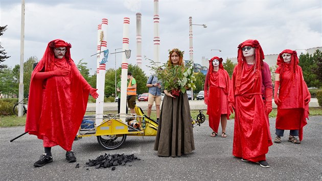 Ped elektrrnou Poerady protestovali v sobotu ekologit aktivist. (5. z 2020)