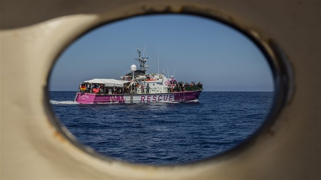 Zchrann lo Louise Michel nedaleko italskho ostrova Lampedusa. (28. srpna 2020)
