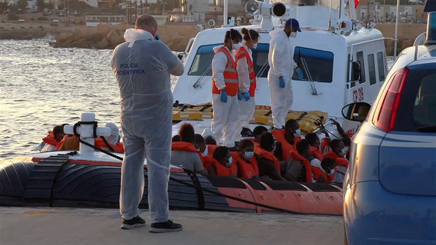 Migranti na zchrann lodi pobl italskho ostrova Lampedusa. (30. srpna 2020)