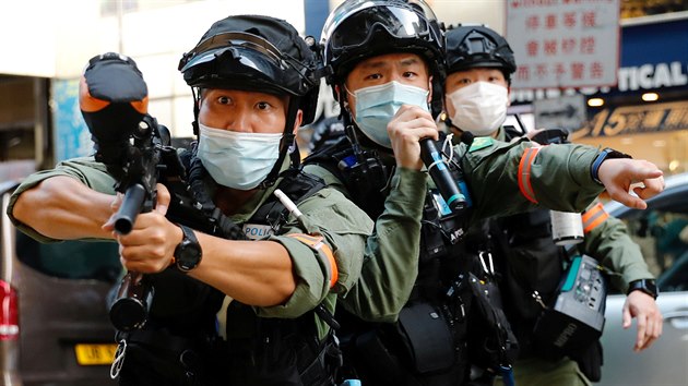 Policie v Hongkongu tvrd zakroila proti demonstrantm v ulicch msta. (6. z 2020)