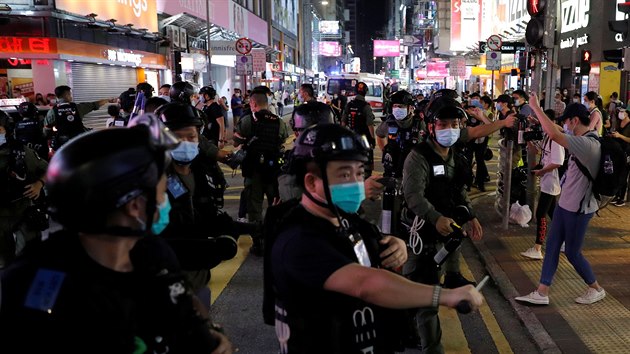 Policie v Hongkongu zakroila proti demonstrantm v ulicch msta. (6. z 2020)