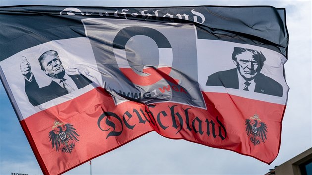 Trumpova podobizna na vlajce, kterou na demonstraci v Berln pinesli odprci opaten proti koronaviru. (29. srpna 2020)