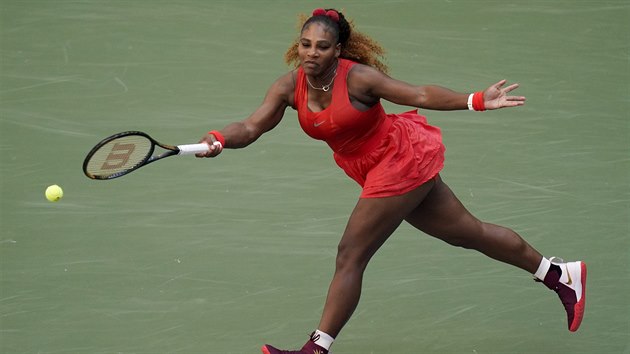 Amerianka Serena Williamsov returnuje v zpase 3. kola US Open proti krajance Stephensov.