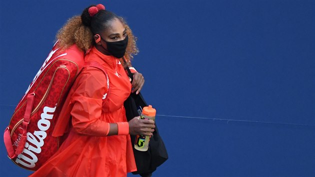 Amerianka Serena Williamsov pichz na kurt ped zpasem proti krajance Stephensov.