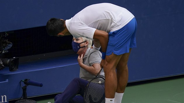 Srb Novak Djokovi v osmifinle US Open omylem trefil do krku rovou rozhod, nsledn byl z turnaje vylouen.