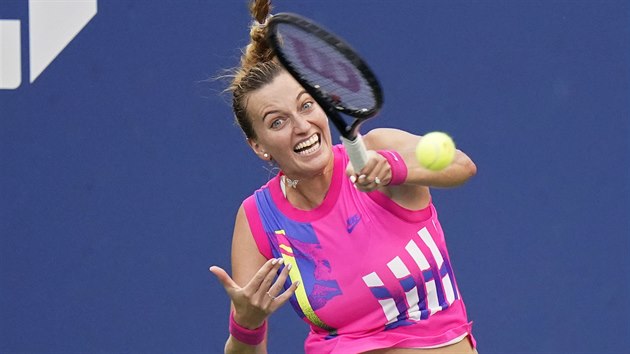 Petra Kvitov hraje forhend v osmifinle US Open.