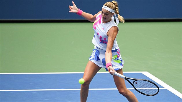 Petra Kvitov se vyt na forhend v osmifinle US Open.