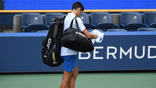 Srb Novak Djokovi opout kurt pot, co byl v osmifinle US Open z turnaje diskvalifikovn za trefen rov rozhod mem.