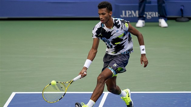 Kanaan Auger-Aliassime hraje mek v osmifinle US Open proti Thiemovi z...