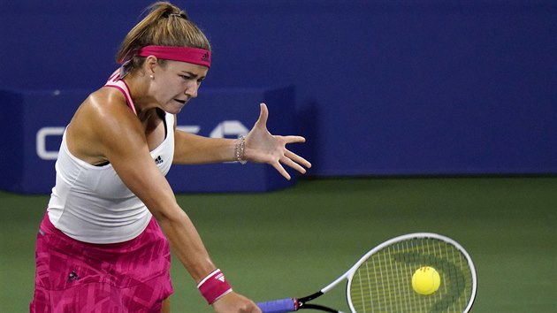 Karolína Muchová se soustředí na volej v osmifinále US Open.