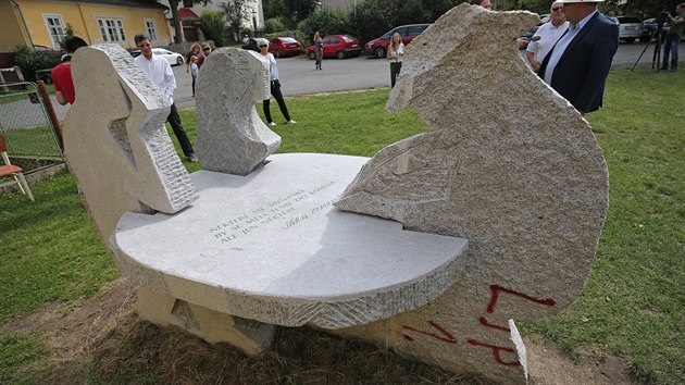 Autor souso�� posadil Cimrmana ke stolu a s n�m i R��enku, o n� se hovo�� v Hospod� na m�tince, a inspektora Trachtu, jen� je jednou z postav hry.