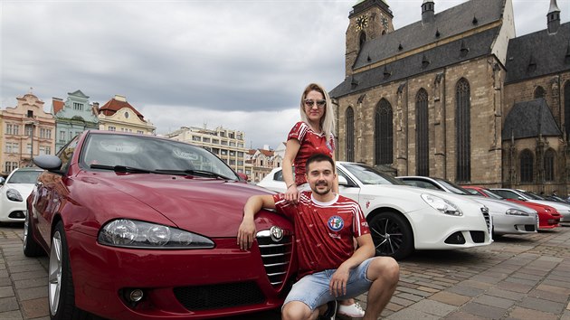 Zdenk ernok a Radka Malekov z Kolna pzuj 5. z 2020 na nmst Republiky v Plzni u vozu Alfa Romeo 147, se kterm pijeli na velk evropsk sraz u pleitosti 110. vro znaky.