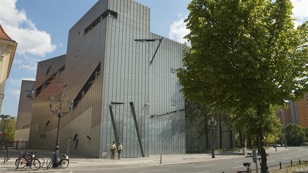 idovsk muzeum v Berln. Zinkem opltn stavba Daniela Libeskinda z roku 1999 m pdorys torza Davidovy hvzdy.