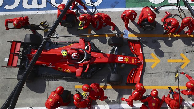 Mechanici stje Ferrari mn pneumatiky Charlesi Leclercovi pi Velk cen Itlie.
