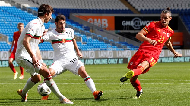 Walesan Gareth Bale (vpravo) se sna prostelit duo brncch hr v utkn Ligy nrod proti Bulharsku.
