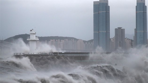 Vysok vlny narej na pobe korejskho msta Busan. (7. z 2020)