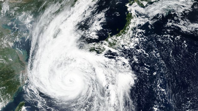 Satelitn snmek americk vesmrn agentury NASA ukazuje tajfun Haishan u japonskho ostrova Kj. (7. z 2020)