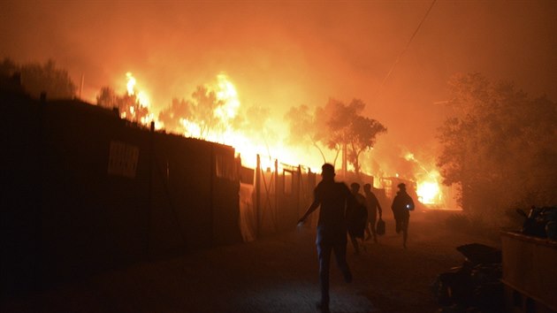 V peplnnm uprchlickm tboe Moria na eckm ostrov Lesbos v noci na stedu propukl por. Mstn mdia napsala, e ho i obytn kontejnery a ady proto tbor evakuovaly. (9. z 2020)