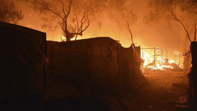 V peplnnm uprchlickm tboe Moria na eckm ostrov Lesbos v noci na stedu propukl por. Mstn mdia napsala, e ho i obytn kontejnery a ady proto tbor evakuovaly. (9. z 2020)