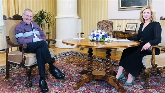 Prezident Milo Zeman s ortzou na prav ruce natel s modertorkou Terezi Tomnkovou rozhovor pro diskusn poad televize Prima. (5. z 2020)