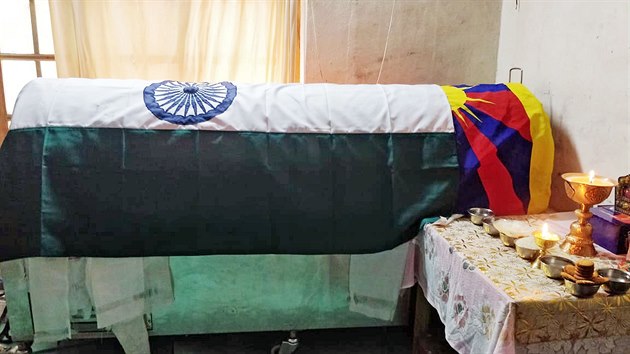 Tibetskou vlajkou pokryt rakev s tlem Tenzina Nyimy, lena zvltn indick pohranin jednotky (1. z 2020)