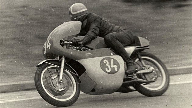 Velk domc radost, v roce 1968 astn s novou jawou dojel tet.
