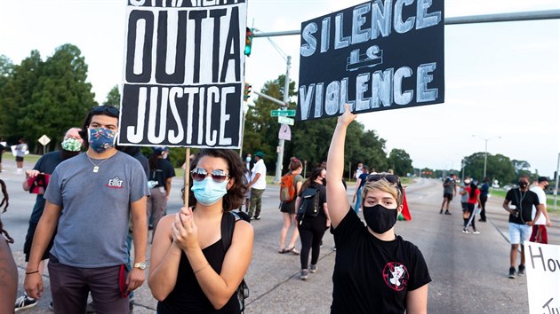 Protesty proti policejnmu nsil v Lafayette po zastelen ernocha Trayforda Pellerina policisty (22. srpna 2020)