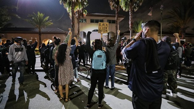 Protesty ped erifovm adem v Los Angeles v reakci na zastelen ernoskho cyklisty polici (31. srpna 2020)