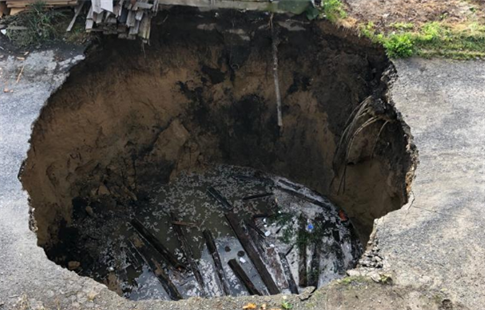 Kráter, který vznikl po propadnutí zem v Pekaské ulici v Opav. (4. záí 2020)