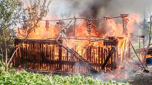 Při požáru domu v České Lípě zemřel člověk, příčinu smrti určí pitva