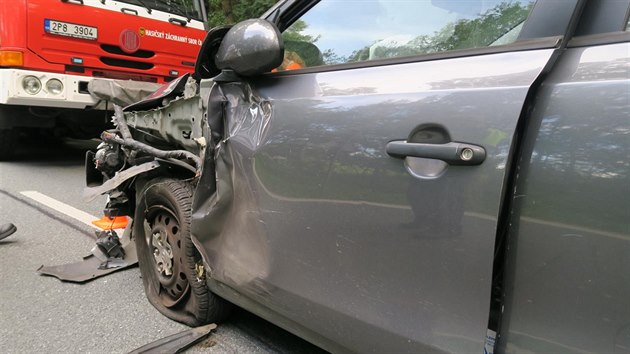 Řidička kýchla, vjela autem do protisměru a narazila do fabie, která pak skončila v příkopu. Třiadvacetiletá řidička vystoupila nezraněna. (02.září 2020)